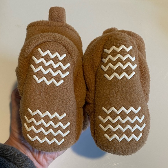 Reindeer 0-6 month Baby Booties with Velcro ankle - Picture 3 of 3